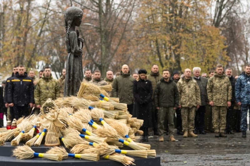 Президент та перша леді вшанували пам’ять жертв голодоморів в Україні