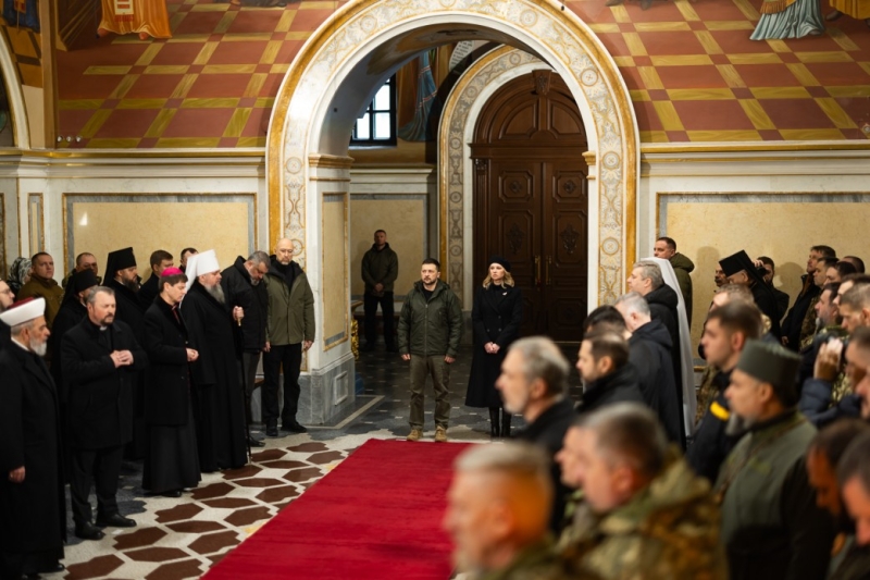 Президент та перша леді вшанували пам’ять жертв голодоморів в Україні