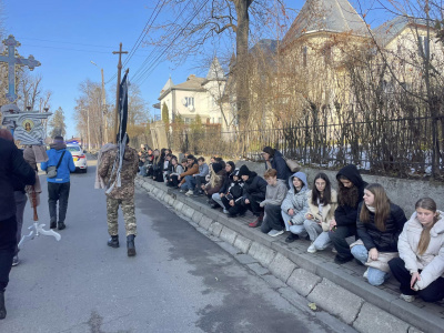 Сьогодні у Чернівцях попрощалися із воїном Дмитром Ростоцьким - фото