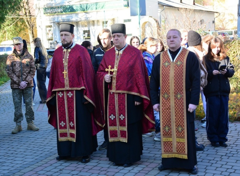 У Надвірній відкрили меморіал загиблому на війні Василю Ревуцькому (ФОТО)