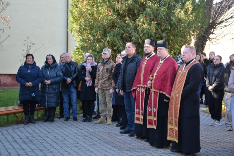 У Надвірній відкрили меморіал загиблому на війні Василю Ревуцькому (ФОТО)