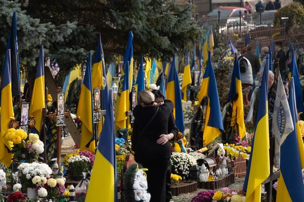 В Ужгороді на Пагорбі Слави запалили лампадки на могилах полеглих Героїв