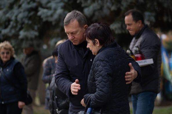 В Ужгороді на Пагорбі Слави запалили лампадки на могилах полеглих Героїв