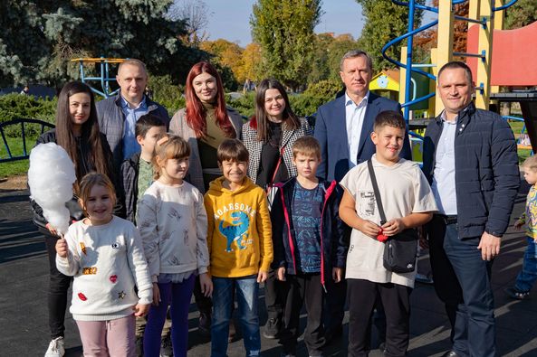 В Ужгороді відкрили ще один інклюзивний дитячий майданчик