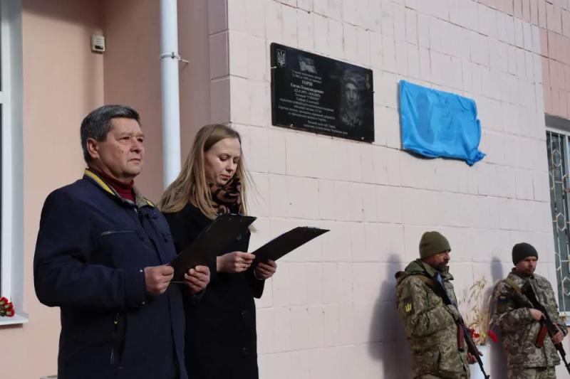 Важливо зберігати пам’ять про полеглих героїв: у 24-й школі відкрили меморіальну дошку Володимирові В’язуну