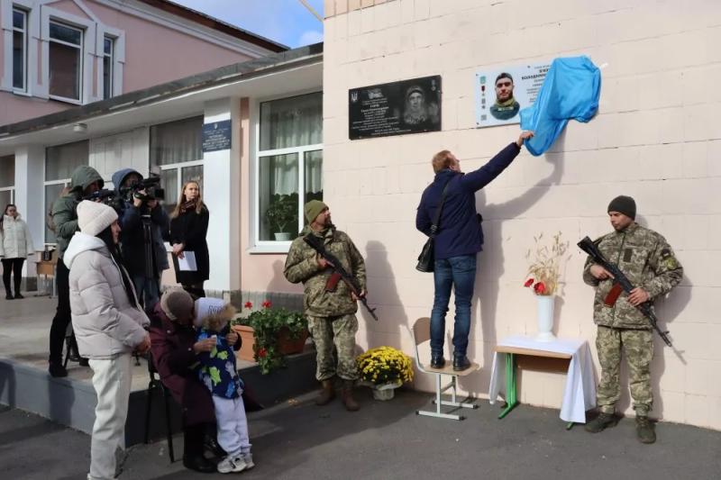 Важливо зберігати пам’ять про полеглих героїв: у 24-й школі відкрили меморіальну дошку Володимирові В’язуну