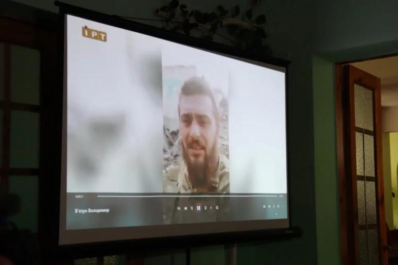 Важливо зберігати пам’ять про полеглих героїв: у 24-й школі відкрили меморіальну дошку Володимирові В’язуну