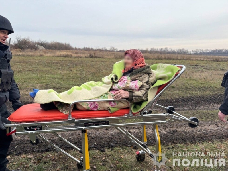 З прикордоння Сумщини евакуювали стареньку бабусю , прикуту до ліжка, та її доньку