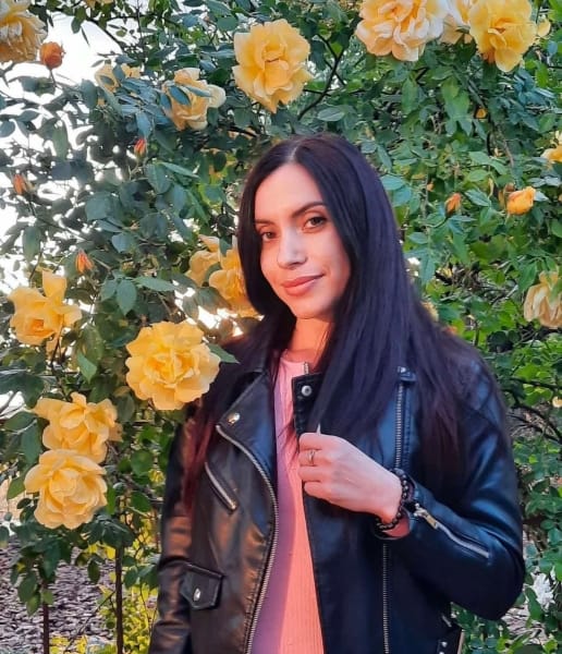 Внаслідок ворожого удару по Запоріжжю загинули дві учениці гімназії - діти згоріли в автівках