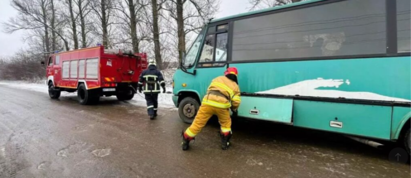 Через ожеледицю на Франківщині застряг рейсовий автобус