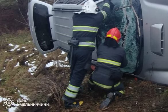 На Хмельниччині рятувальники деблокували постраждалих у ДТП поблизу Миколаївки