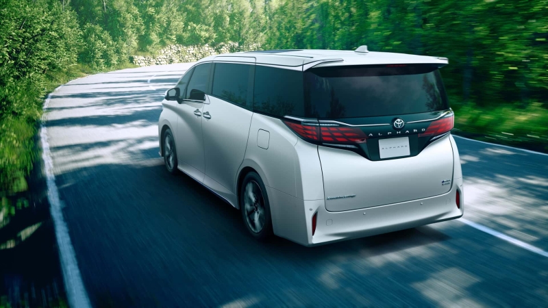 Toyota представила перші в Японії PHEV мінівени Alphard і Vellfire