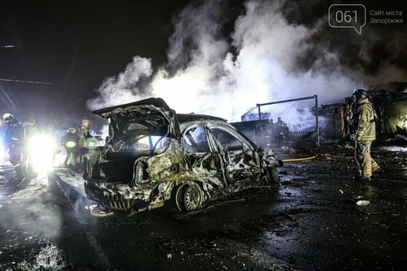 Внаслідок ворожого удару по Запоріжжю загинули дві учениці гімназії - діти згоріли в автівках