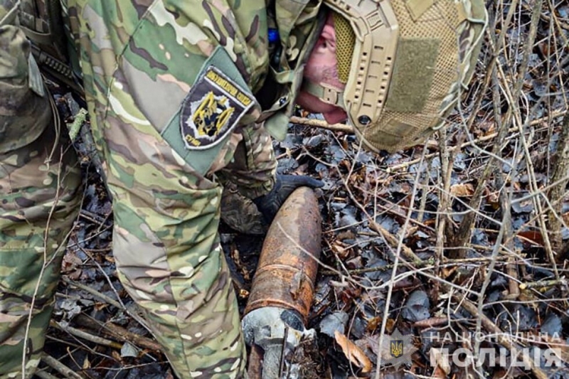 На Сумщини вибухотехніки поліції вилучили та знешкодили танковий снаряд росіян