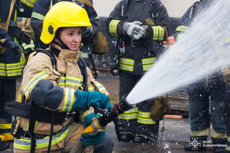 Рятувальниці тренувалися у вогневому контейнері
