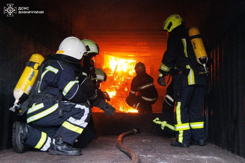 Рятувальниці тренувалися у вогневому контейнері