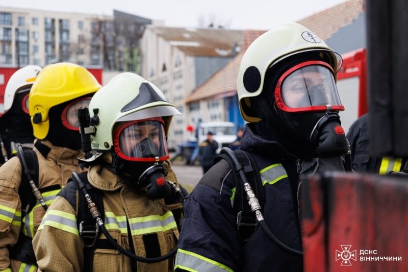 Рятувальниці тренувалися у вогневому контейнері
