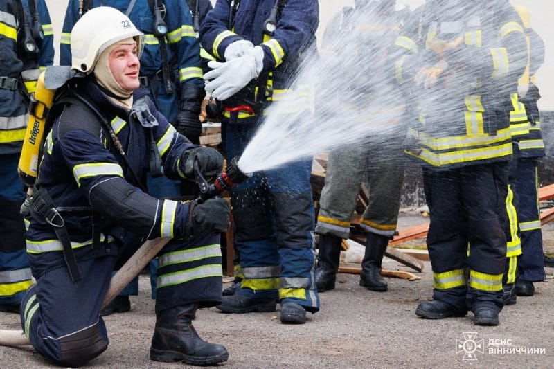 Рятувальниці тренувалися у вогневому контейнері