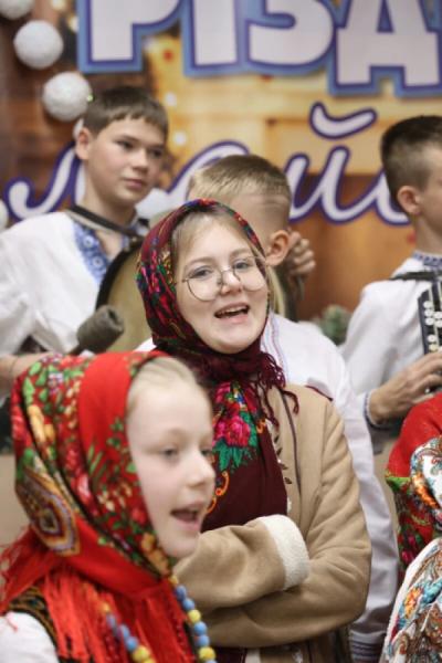 У «Різдвяній майстерні» у Луцьку вчилися готувати кутю та розписувати пряники