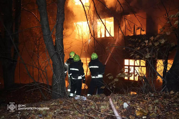 В самому центрі Дніпра вночі палала покинута будівля (ФОТО, ВІДЕО)