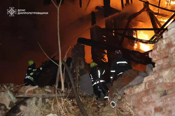 В самому центрі Дніпра вночі палала покинута будівля (ФОТО, ВІДЕО)