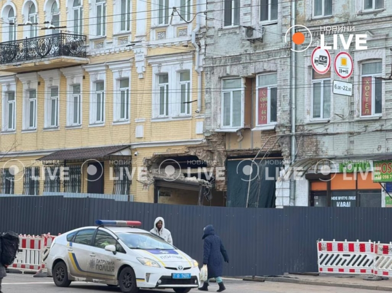 У Шевченківському районі столиці обвалилася цегла над аркою будівлі (фото)