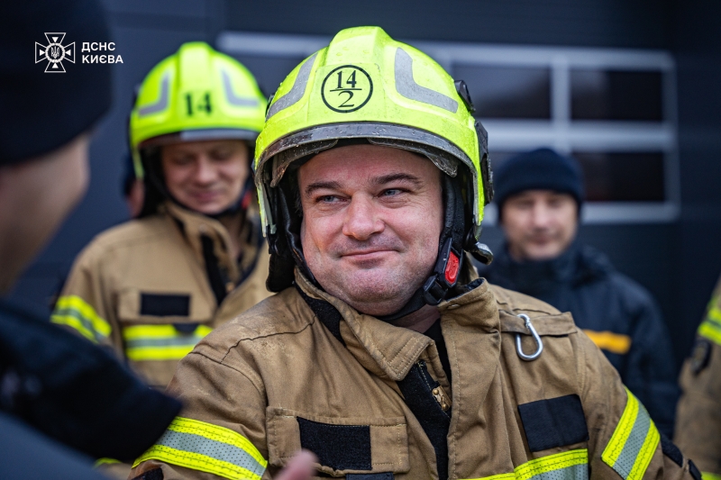 Душ під звуки пожежних сирен. Як у Києві проводжали на пенсію підполковника ДСНС