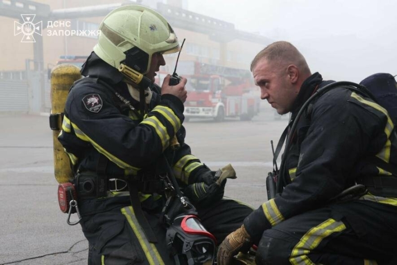 У Запоріжжі в складському приміщенні сталася пожежа: горіли офісні меблі