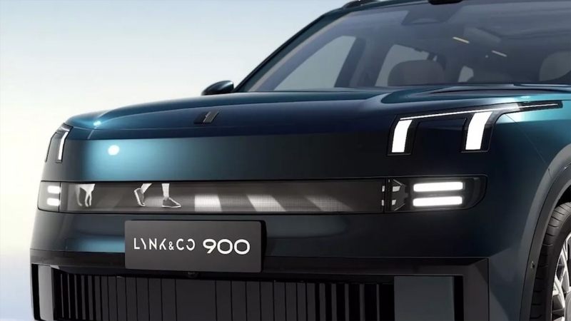 Плагін-гібрид Lynk & Co 900 отримав два 30-дюймових 6K дисплеї і в найменш потужній версії розвиває 710 к.с.