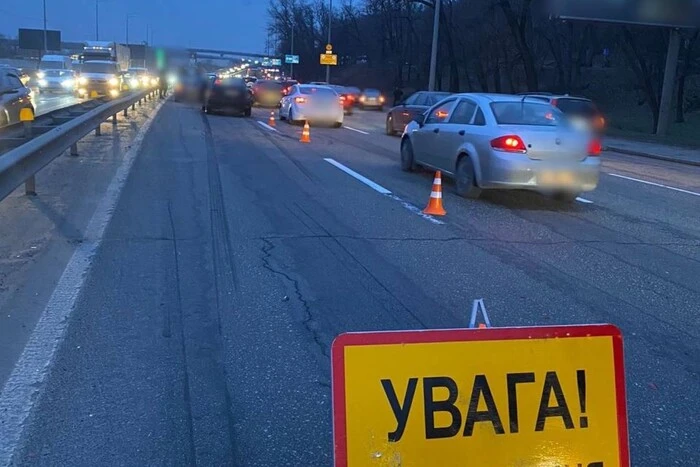 У напрямку Дарницького мосту рух ускладнений через ДТП