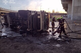 Рятувальники деблокували водія з вантажівки, яка злетіла з Південного мосту