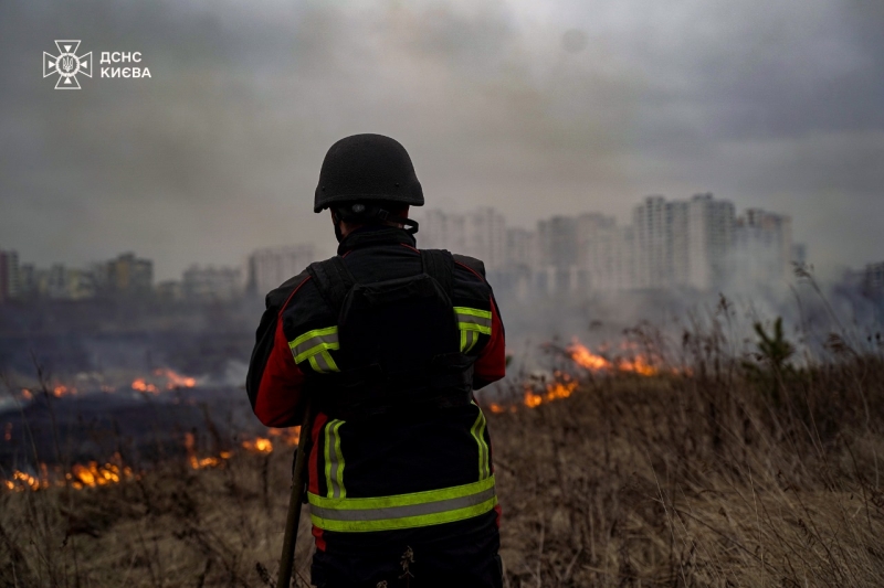 Рятувальники показали, як гасили пожежу через падіння БпЛА у Деснянському районі Києва (фото)