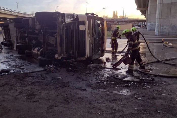 Рятувальники деблокували водія з вантажівки, яка злетіла з Південного мосту