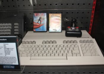 CES 2025 відзначає 40 років Commodore 128 — останнього 8-бітного ПК, представленого на CES 1985