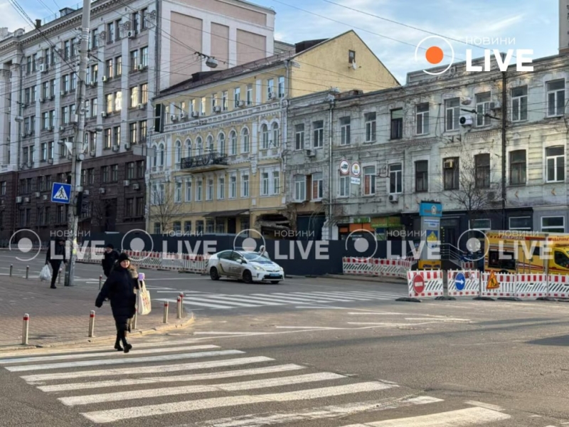 У Шевченківському районі столиці обвалилася цегла над аркою будівлі (фото)