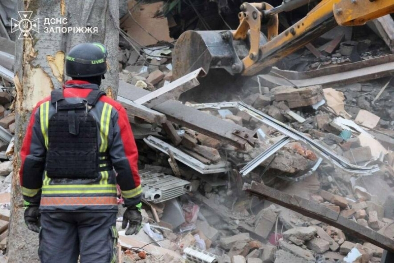 З-під завалів дістали загиблого чоловіка, на місці працює кінологічний розрахунок