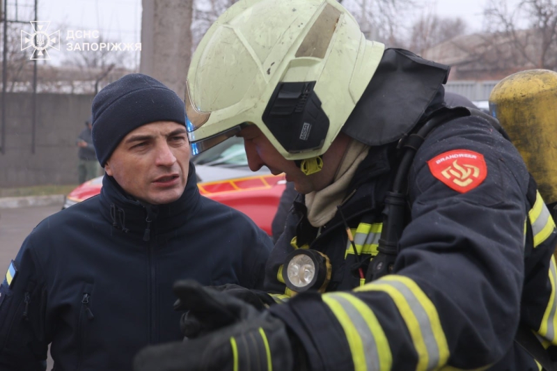 У Запоріжжі в складському приміщенні сталася пожежа: горіли офісні меблі