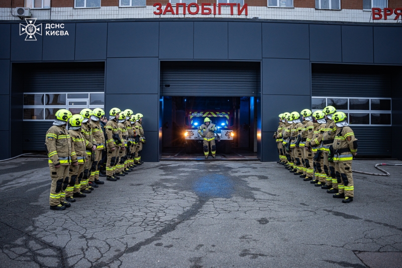 Душ під звуки пожежних сирен. Як у Києві проводжали на пенсію підполковника ДСНС