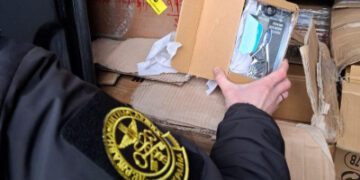 На Буковині чоловік намагався незаконно ввезти в Україну манікюрні інструменти на понад два мільйони гривень