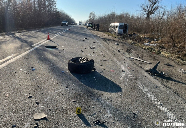 На Дубенщині у ДТП потрапив мікроавтобус: дев’ять травмованих (ФОТО)