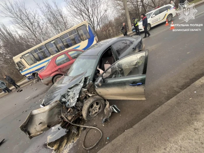 На Гнідавській легковик врізався у автобус «Еталон»