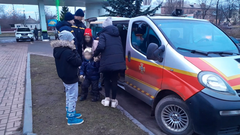 На Сумщині чотирьох дітей та маму вдалося евакуювати рятувальникам з прикордоння (відео)