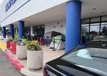 Понеслося: щоб купити NVIDIA RTX 5090 люди селяться у наметах