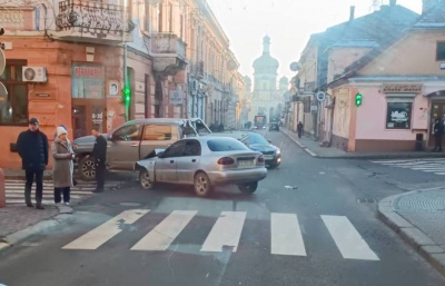 Тролейбуси запізнюються: на перехресті у центрі Чернівців сталося ДТП