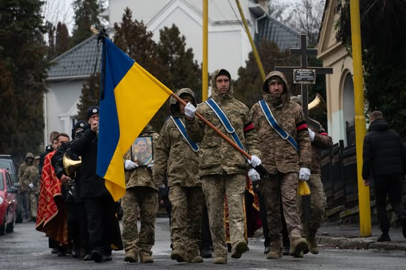 В Ужгороді сьогодні, 10 січня, провели в останню земну дорогу 47-річного військовослужбовця Віталія Боднарчука