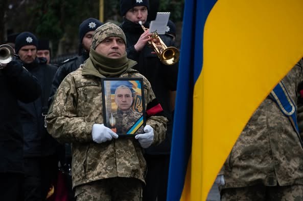 В Ужгороді сьогодні, 10 січня, провели в останню земну дорогу 47-річного військовослужбовця Віталія Боднарчука