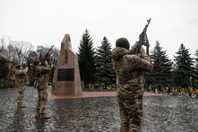 В Ужгороді сьогодні, 10 січня, провели в останню земну дорогу 47-річного військовослужбовця Віталія Боднарчука