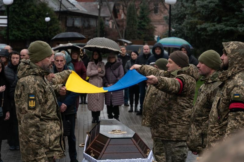 В Ужгороді сьогодні, 10 січня, провели в останню земну дорогу 47-річного військовослужбовця Віталія Боднарчука