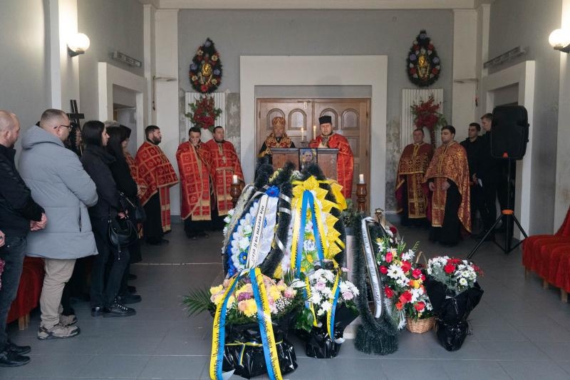 В Ужгороді сьогодні, 10 січня, провели в останню земну дорогу 47-річного військовослужбовця Віталія Боднарчука