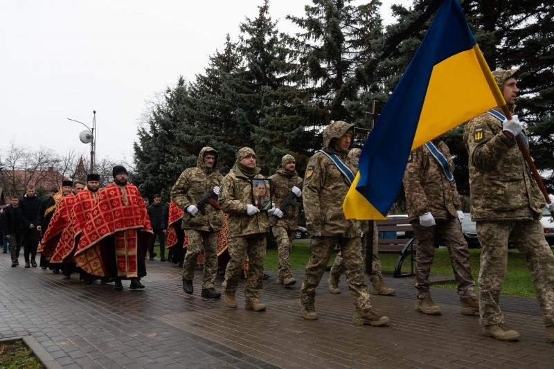 В Ужгороді сьогодні, 10 січня, провели в останню земну дорогу 47-річного військовослужбовця Віталія Боднарчука